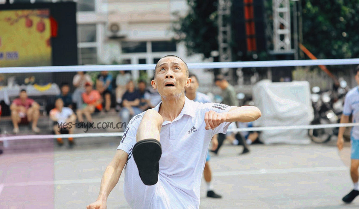 深蓝色背景上显示交错的矩形和折线，表示改版后的信息架构